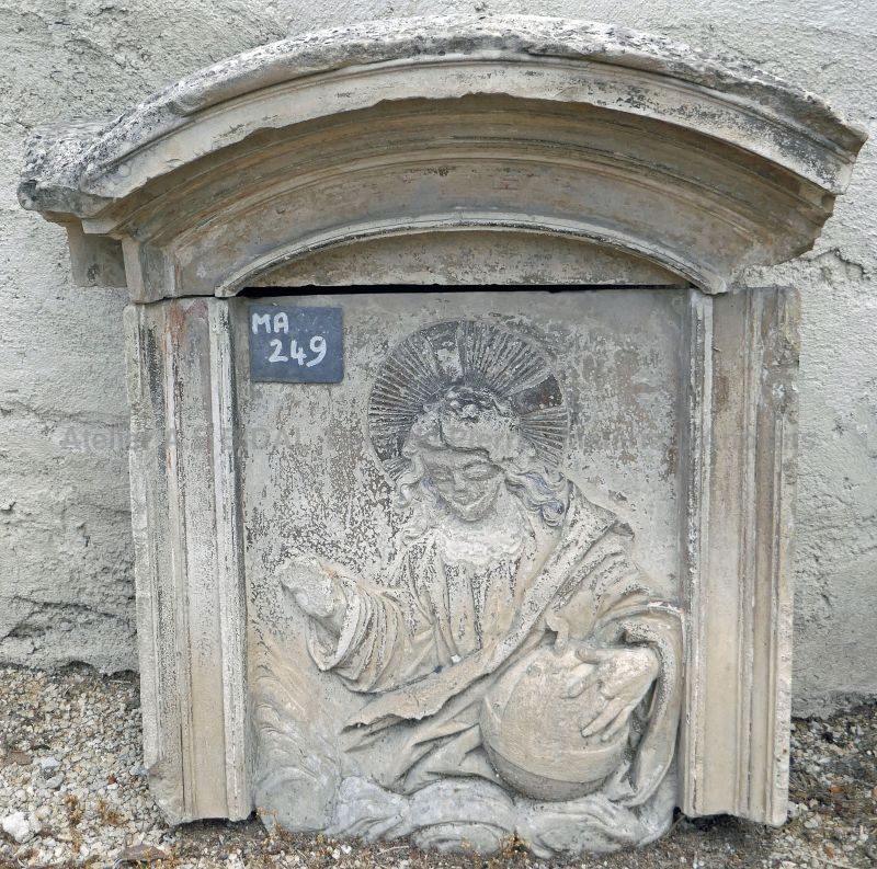 Sculpture en pierre à l'effigie du Christ - Eléments religieux de décoration.