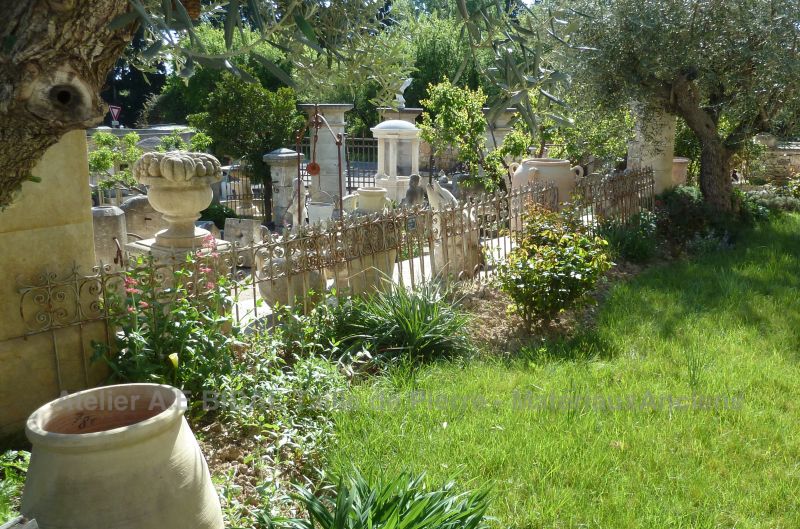 Garde-corp ancien d'une allure très élégante pour une belle décoration du jardin.