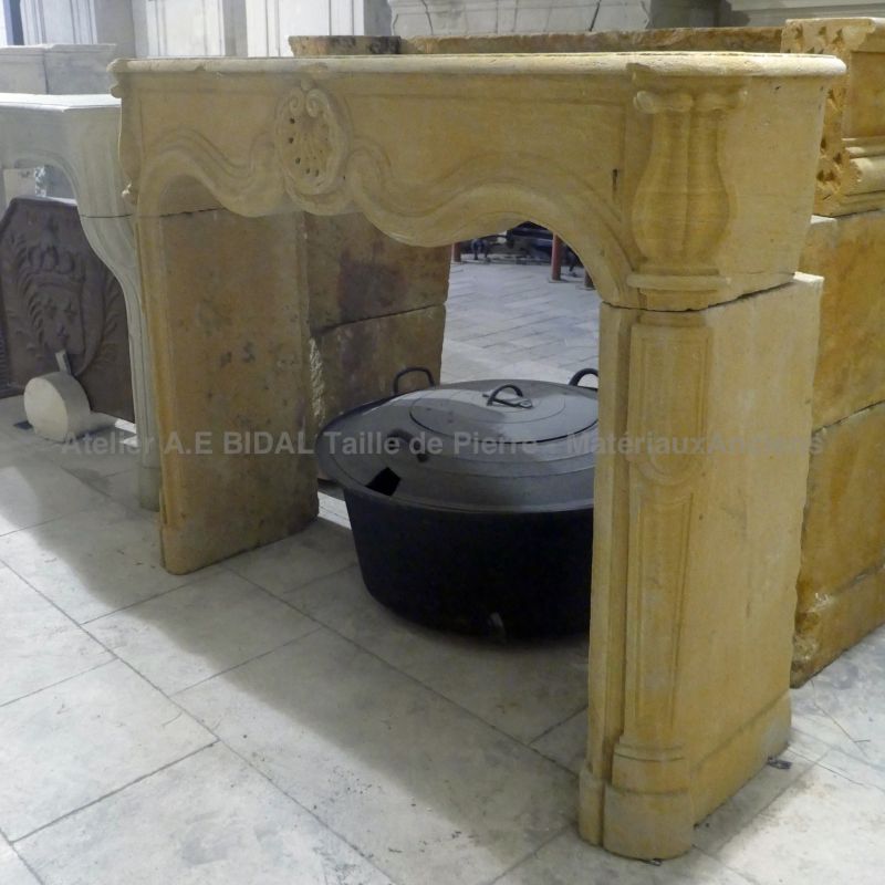 Pour une décoration unique, pourquoi ne pas vous laisser tenter par cette élégante cheminée Louis XV ?