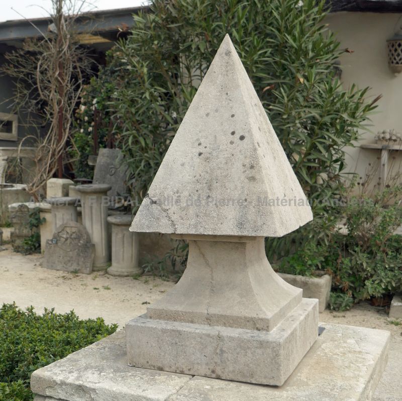 Ornement monolithe ancien en forme de pyramide par Atelier Alain BIDAL - LA PAIRE