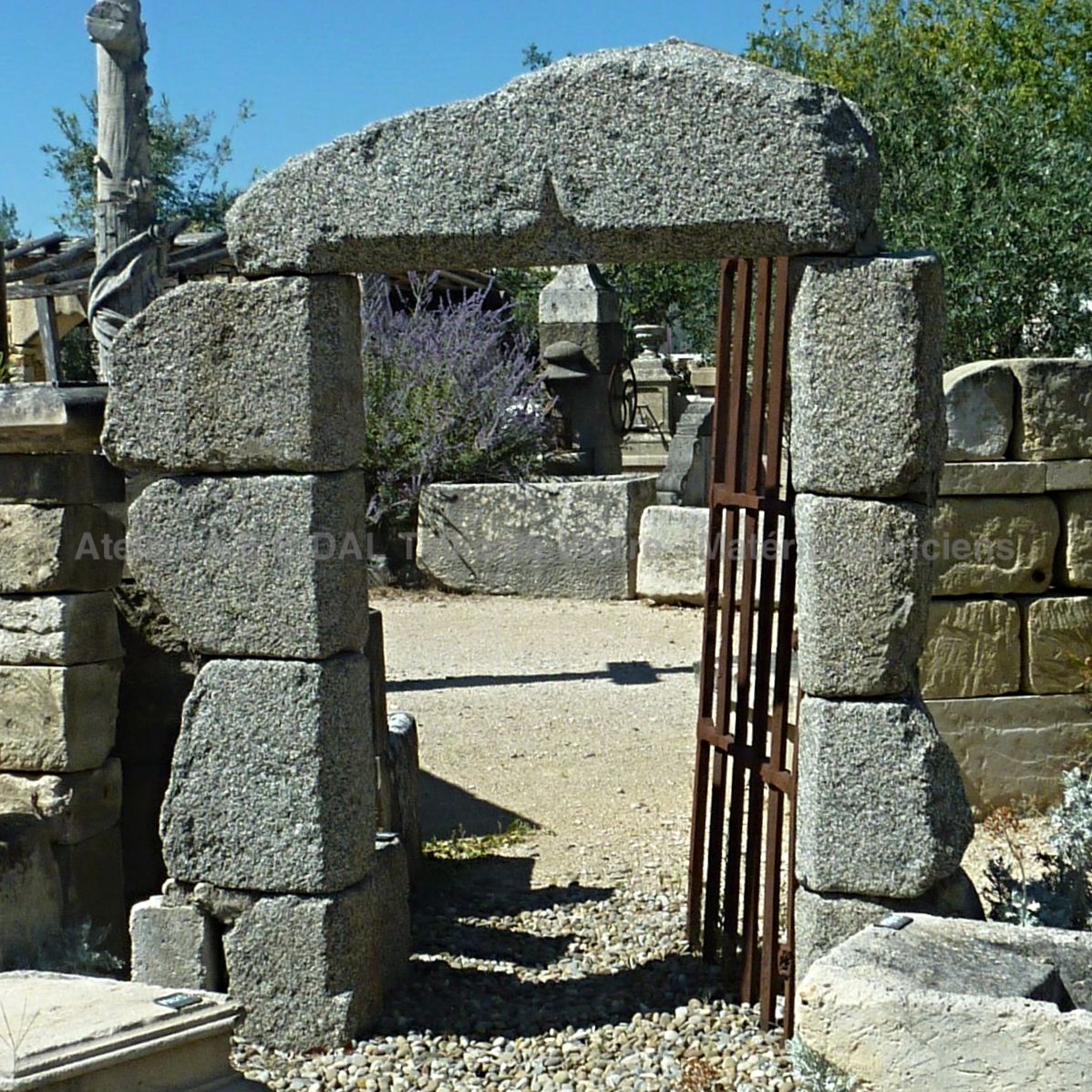 Encadrement de porte - une réalisation en pierre granitique.