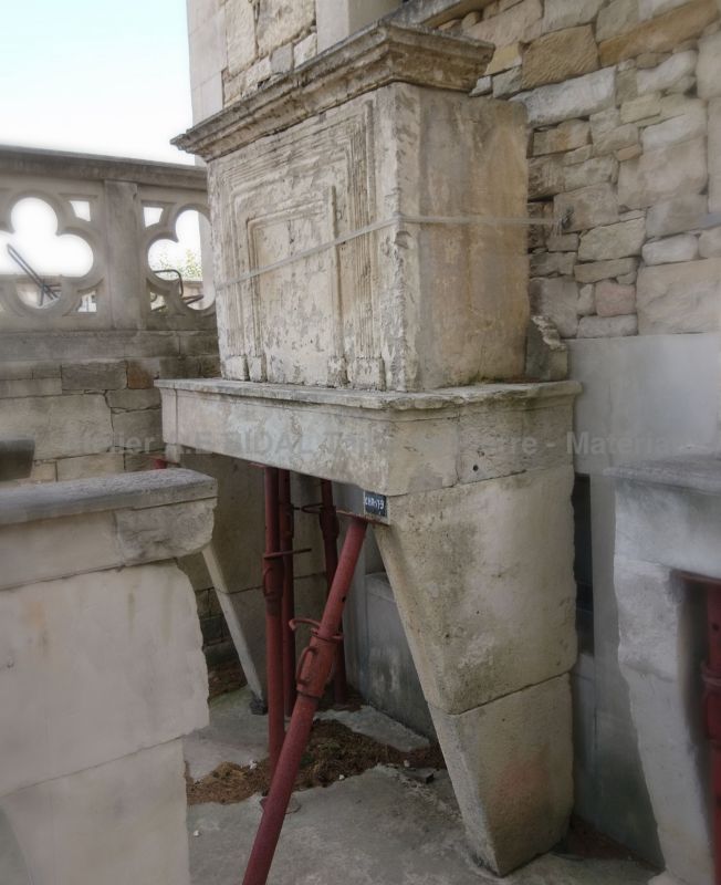 Cheminée en pierre datant de 4 siècles en arrière - belle cheminée ancienne en pierre naturelle.