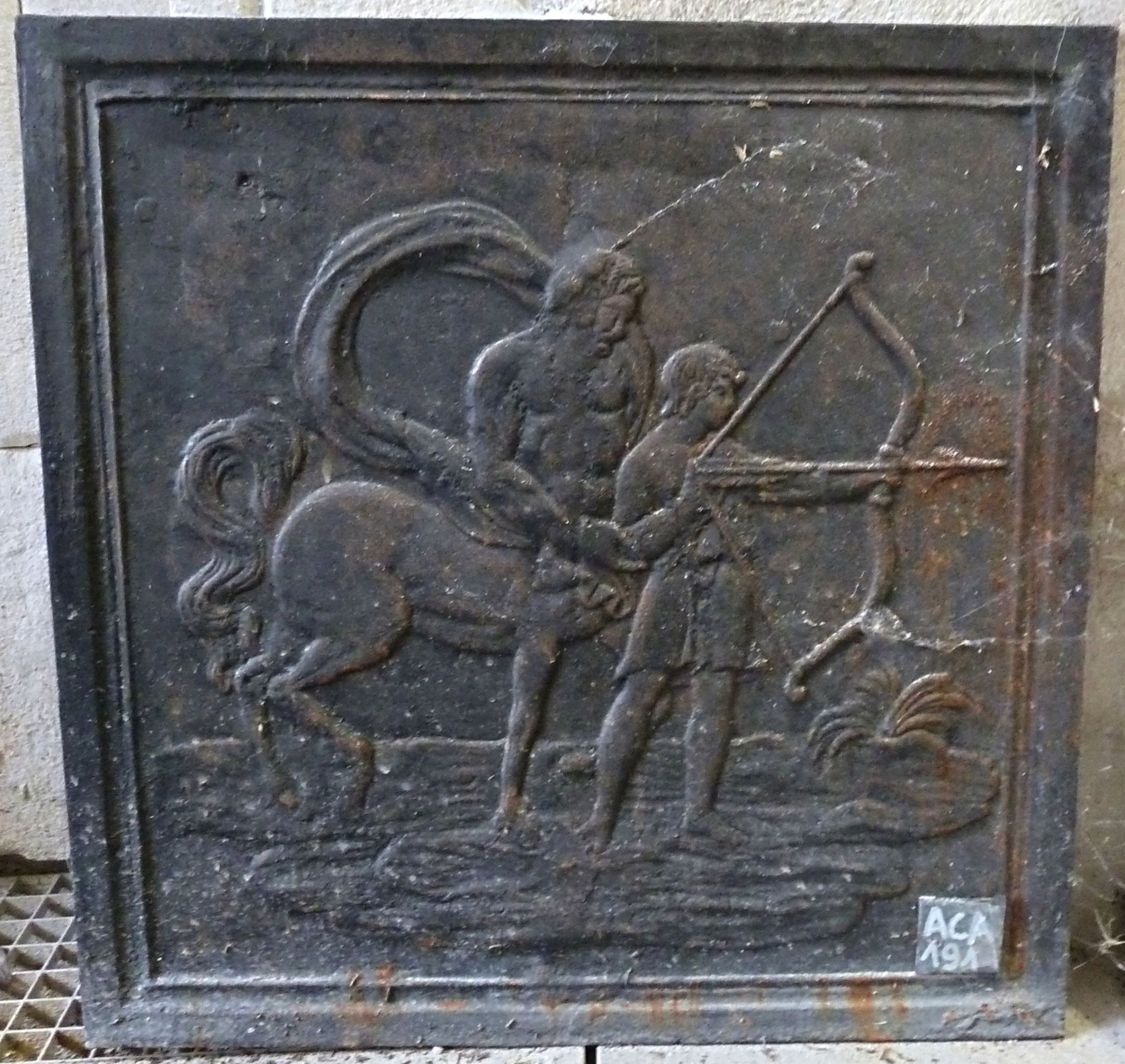 Plaque de cheminée en fonte représentant Chrion et Achille (mythologie).
