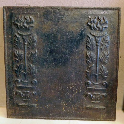 Plaque foyère en fonte pour cheminée : ancienne petite plaque en fonte