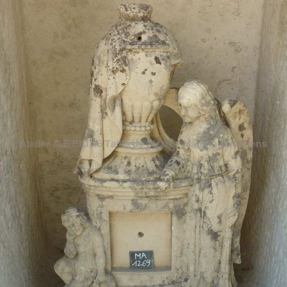 Eléments religieux: statue funéraire représentant un ange et un chérubin.