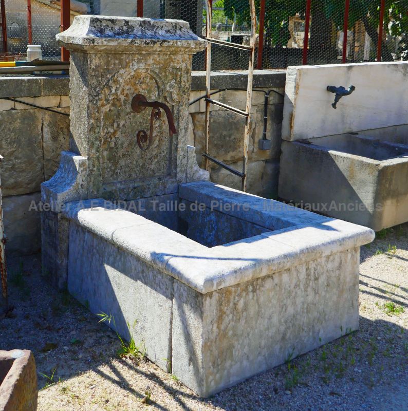 Petite fontaine murale en pierre par Alain BIDAL Matériaux Anciens en Provence