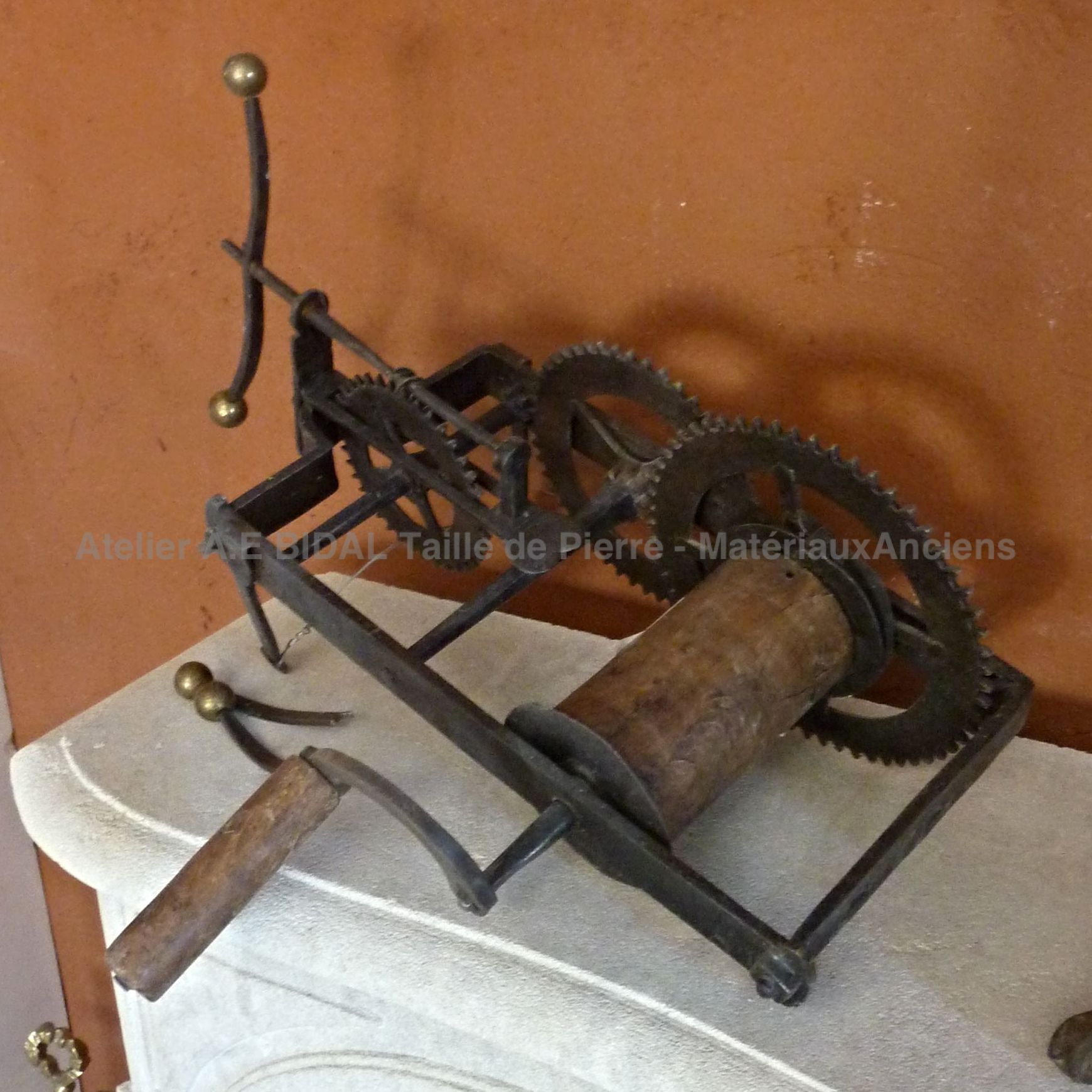 Tournebroche du 18ème siècle en matériaux anciens (bois ancien et fer forgé) - accessoires anciens de cheminée.
