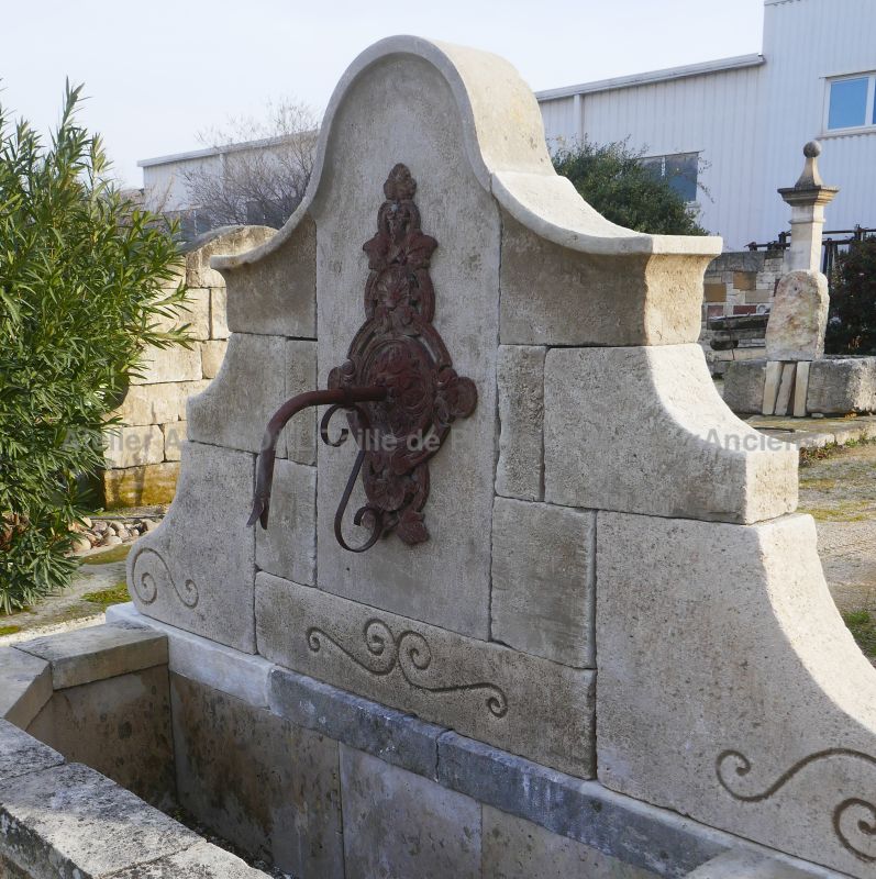Fontaine pour jardin avec son superbe fronton en pierre orné d'un décor ancien en fonte