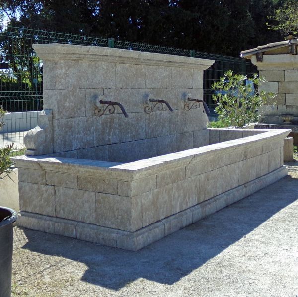 Large fontaine rustique en pierres  vieillies et patinées par le tailleur de pierre en Provence Alain BIDAL