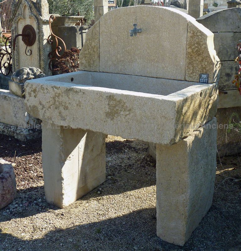 Evier en pierre de notre collection d'éléments mobiliers pour jardin en matériaux anciens.