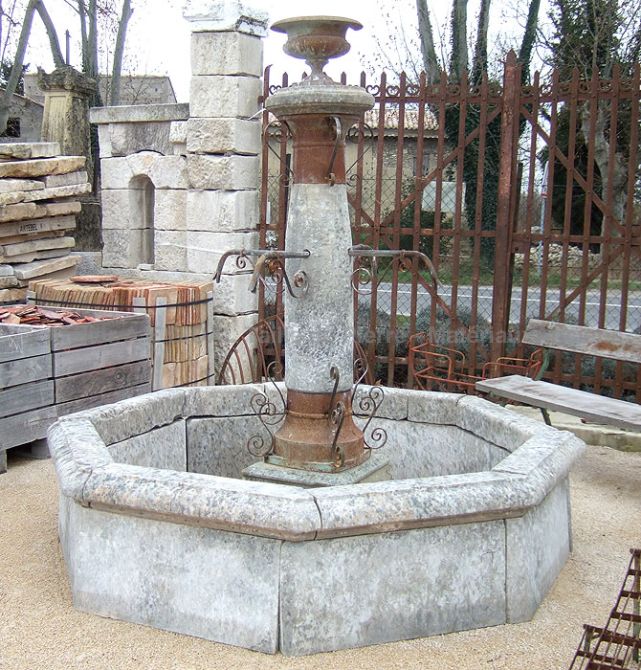 Fontaine centrale en pierre et fonte