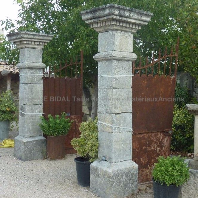 Beau portail ancien en fer forgé - pilier ancien (x2) vendu séparément.