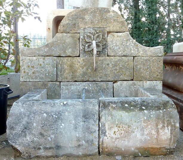 Fontaine murale avec margelles de bassin bombées