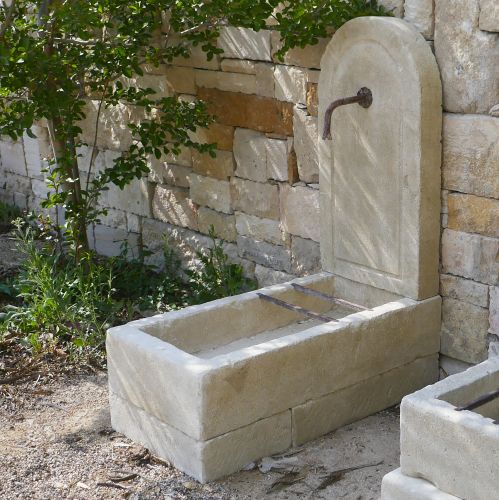 Bornes à eau en pierre - Petites fontaines murales en pierre ancienne