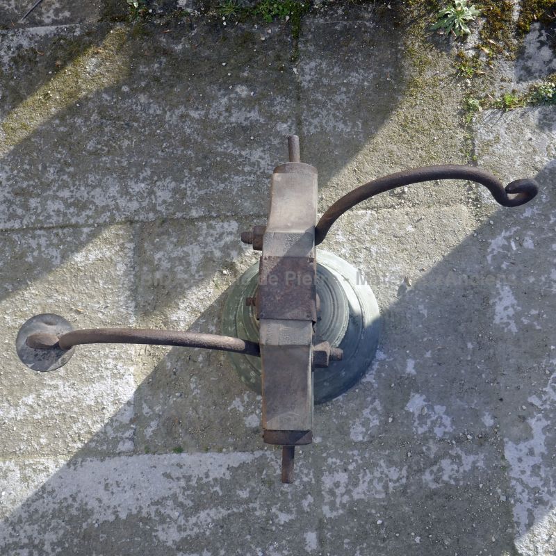 Cloche en bronze ancienne avec joug en bois à vendre en Provence chez Alain BIDAL matériaux anciens