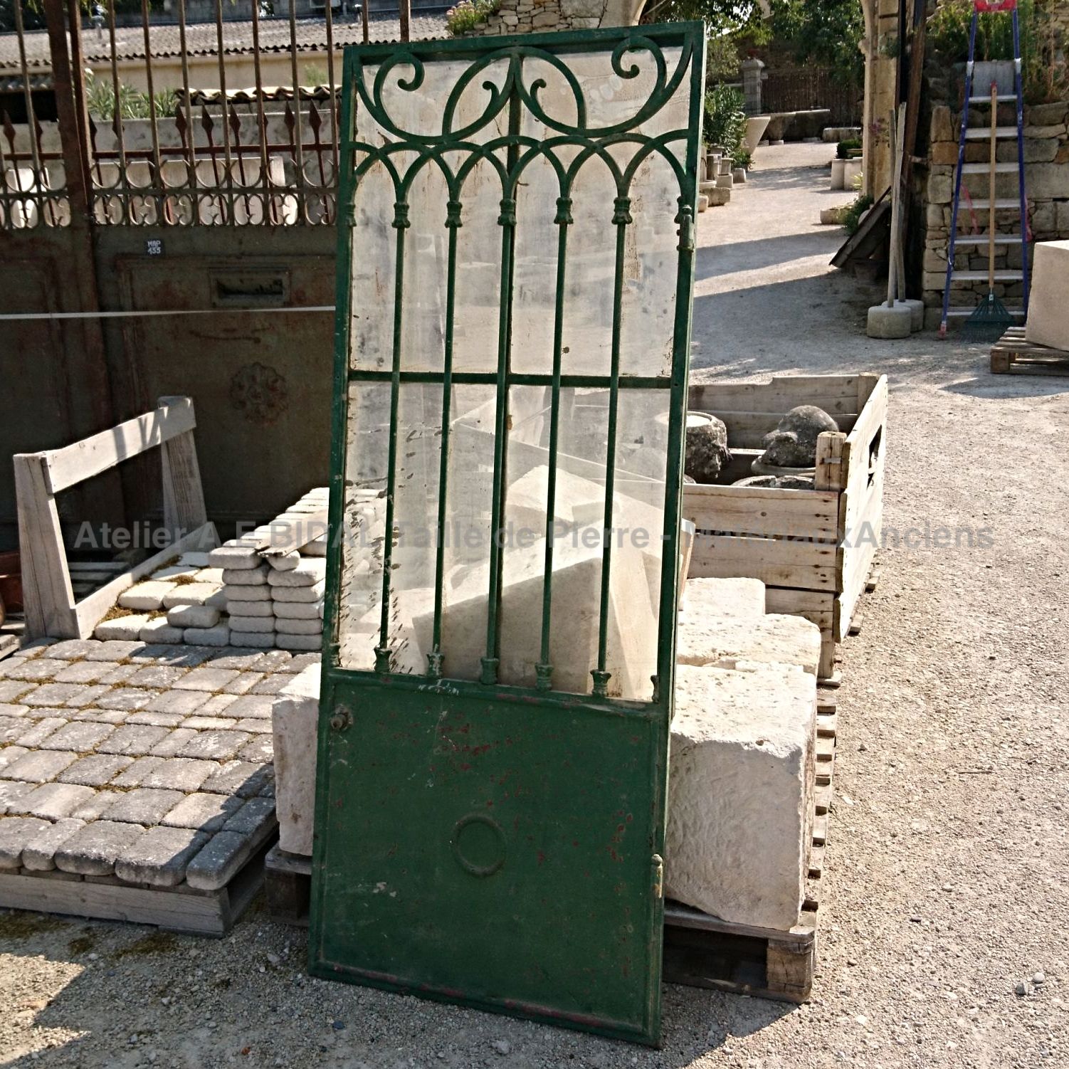 Portillon ancien en fer forgé ǀ élément de décoration pour jardin en matériaux anciens.