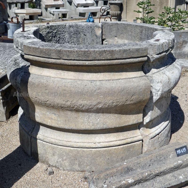 Rare puits ancien en pierre d'époque Louis XIV - Alain BIDAL Matériaux Anciens en Provence.