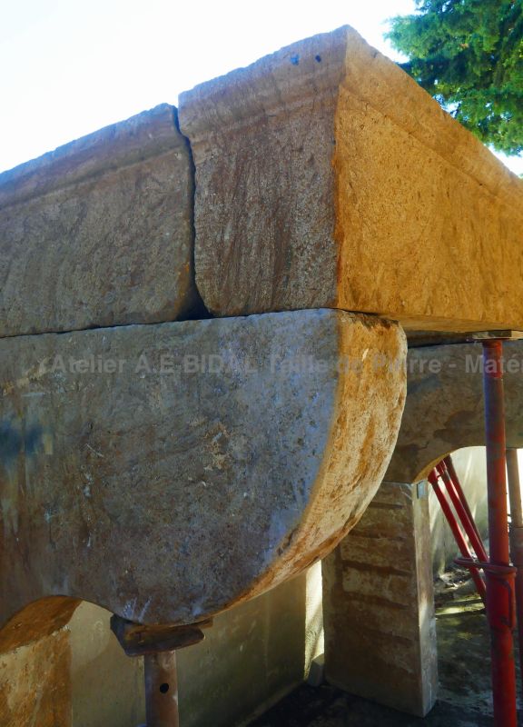 Cheminée campagnarde en pierre jaune - Large cheminée ancienne en pierre à vendre en Provence