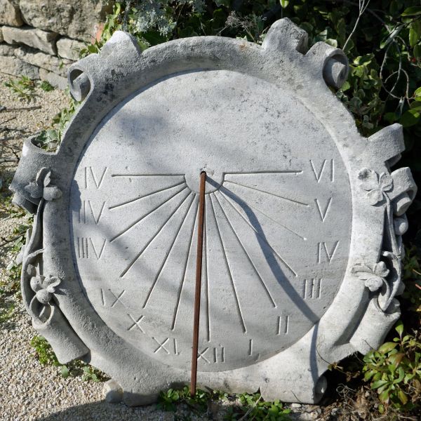 Cadran solaire en pierre patinée - ancien cadran solaire à chiffres romains.