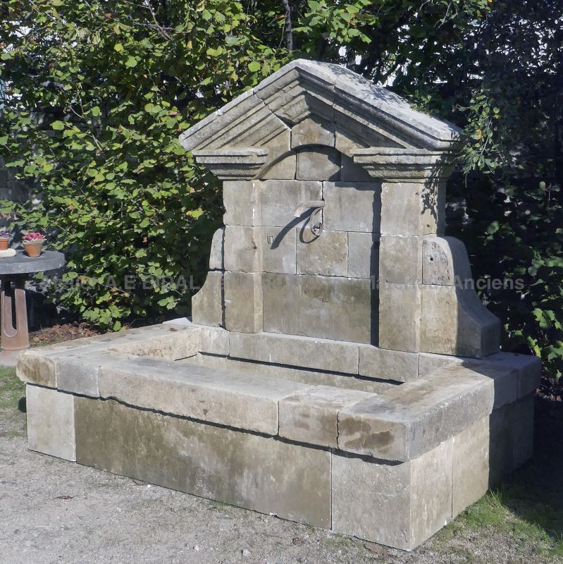 Large fontaine en pierre pour aménager votre jardin chez l'Atelier Alain BIDAL en Provence