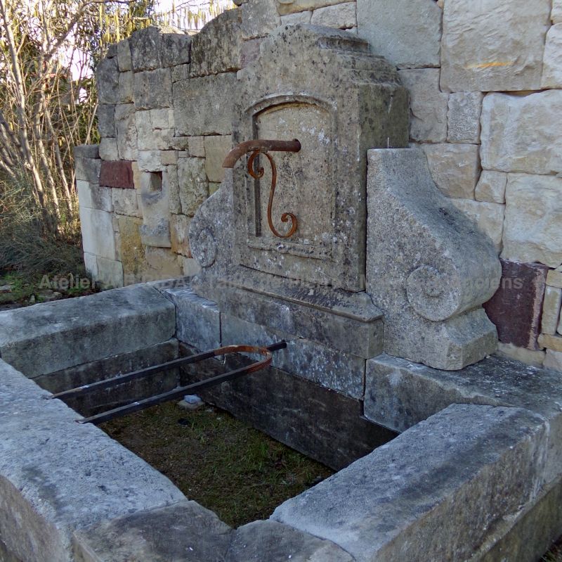 For a charming vintage garden : antique stone wall fountain - Atelier Alain BIDAL (Provence)
