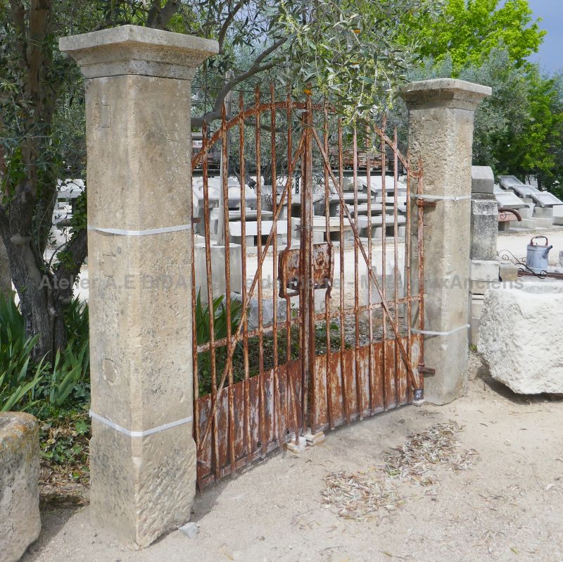 Rustic pillars in old stones by The Antique Materials in Provence Alain BIDAL