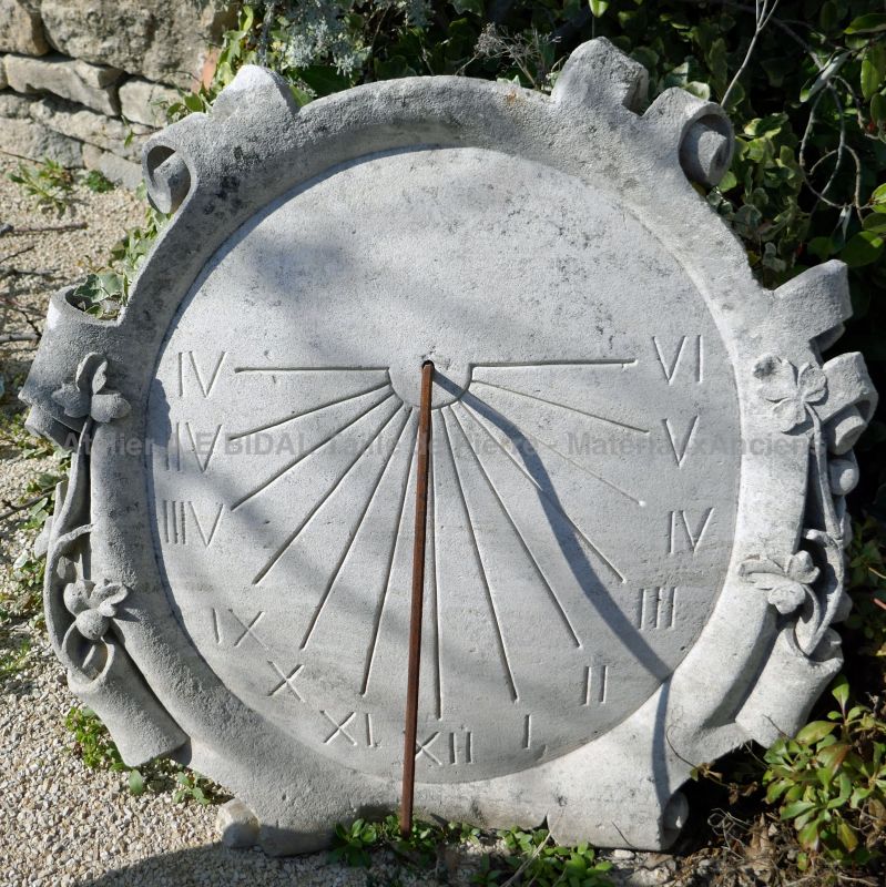 Cadran solaire en pierre patinée - ancien cadran solaire à chiffres romains.