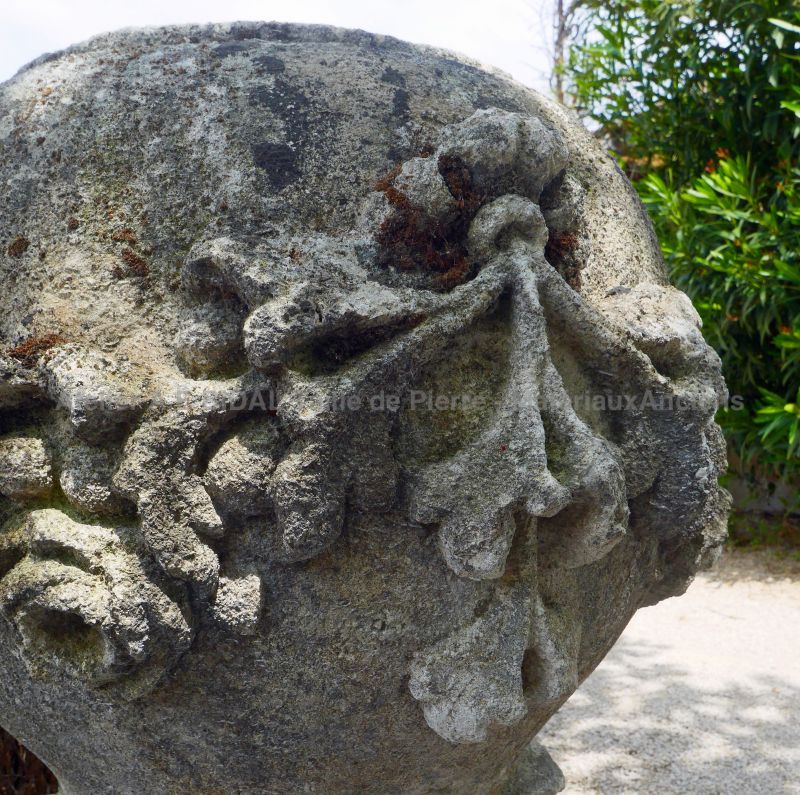 Details of the sculptures on our old patinated stone vase - Atelier Alain BIDAL (Provence)