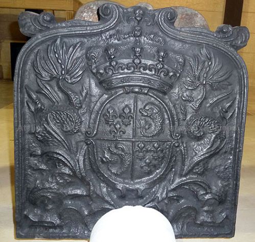 Plaque de cheminée en fonte aux armoiries du Dauphin de France - nos accessoires cheminée 18ème siècle.