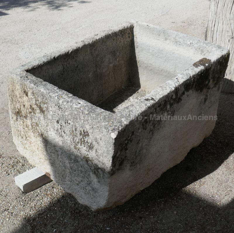 Large bac ancien en pierre en vente chez Alain BIDAL Matériaux Anciens en Provence.
