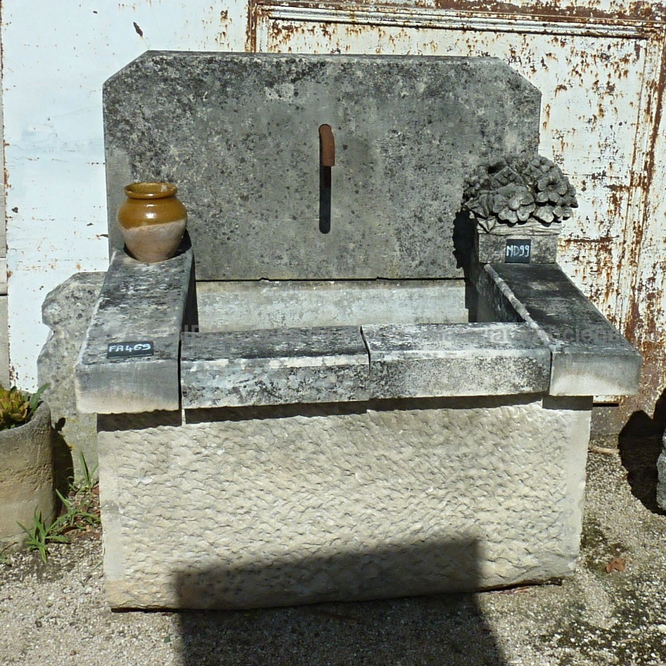 Belle petite fontaine du genre rural | Fontaine d'extérieur avec bac ancien en pierre massive.