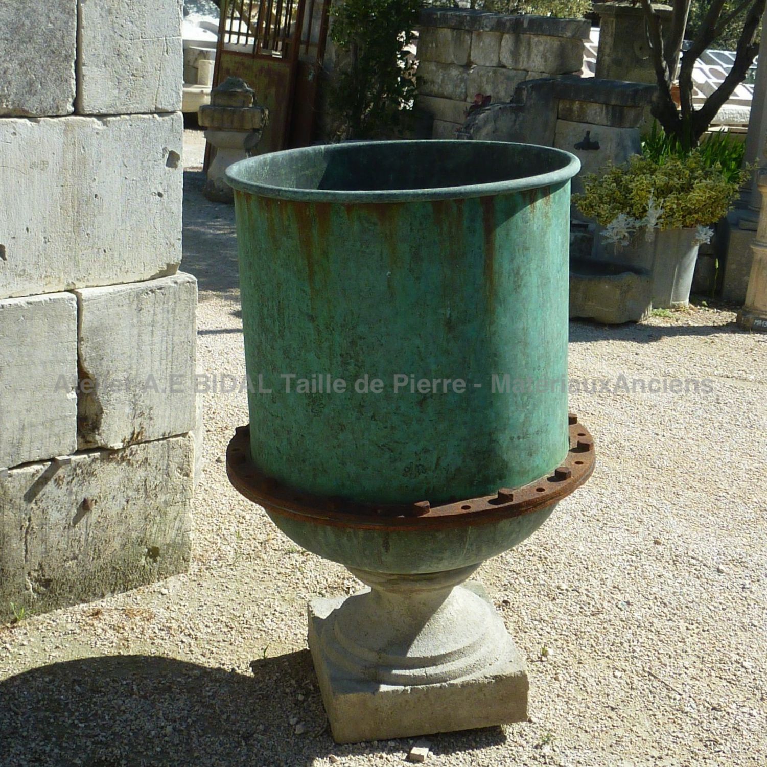 Beau vase ancien d'1 mètre de hauteur - vase en fonte ancienne.