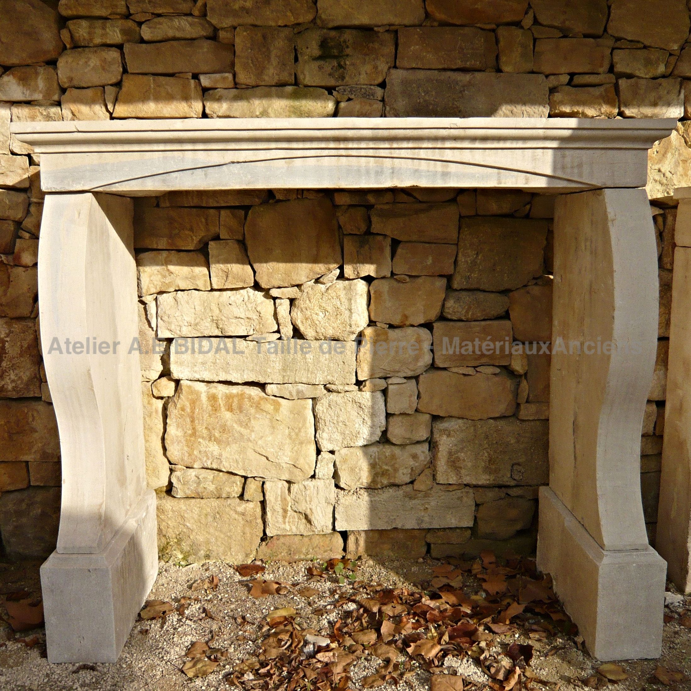 Cheminée 19 ème - une cheminée ancienne en pierre de Bourgogne - style Art Déco.