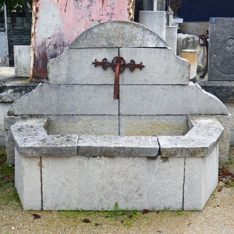 Antique wall fountain in stone by Alain BIDAL Antique Materials in Provence.