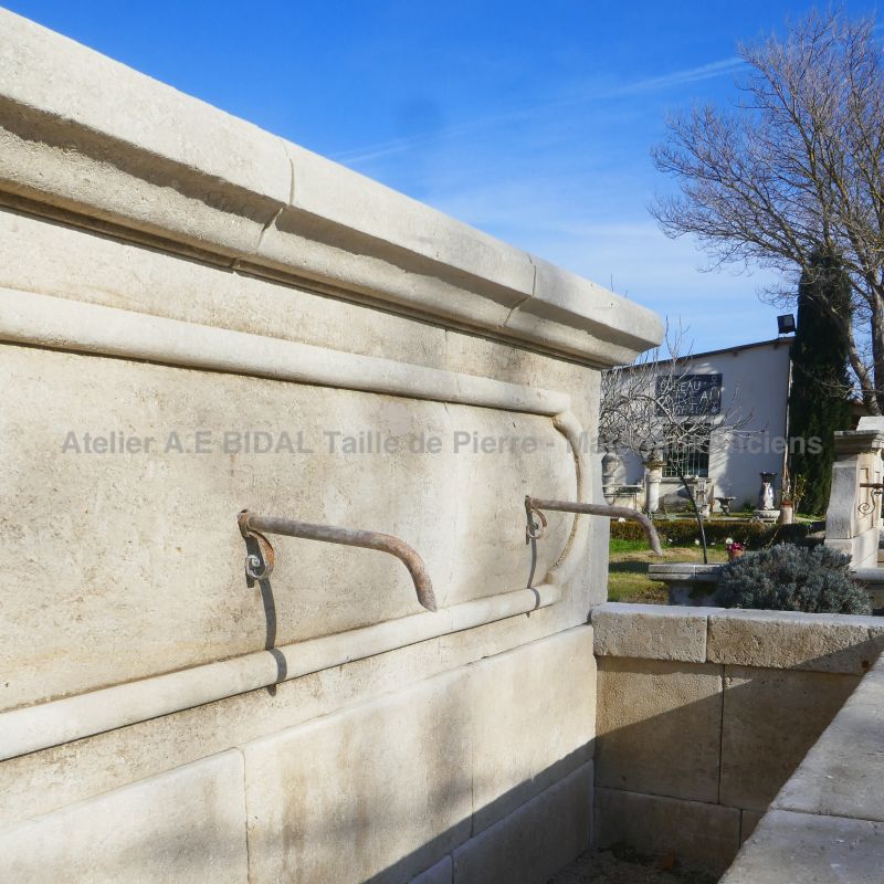 Fontaine à l'ancienne en pierre pour aménagement extérieur en vente en Provence chez Atelier Alain BIDAL
