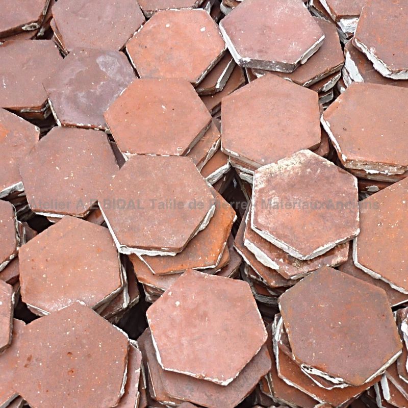 Tomettes hexagonales anciennes en terre cuite rouge ǀ Les matériaux anciens Alain Bidal