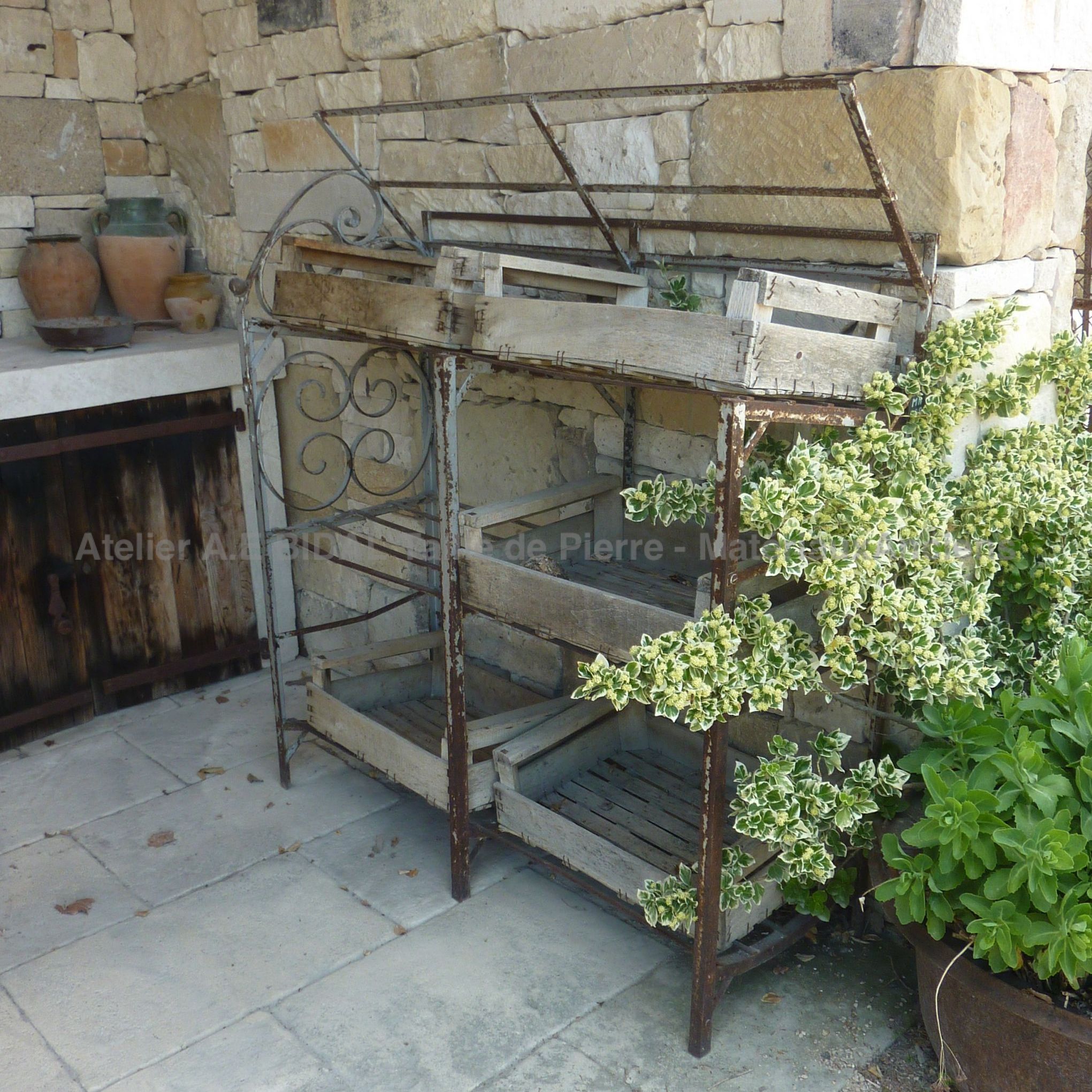 Etagère en fer forgé - superbe grille ancienne de fer forgé.