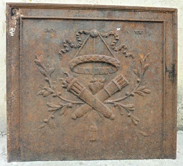 Romantique: plaque de cheminée en fonte de mariage avec prénoms des futurs époux inscrits.