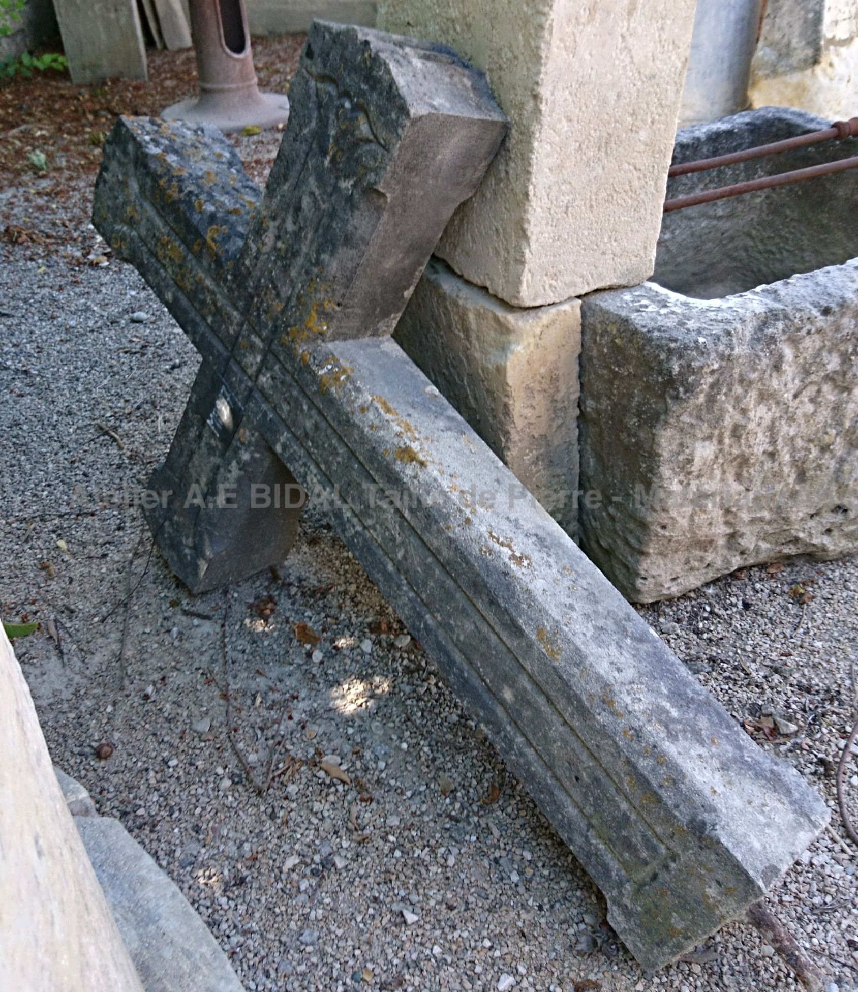 Croix ancienne dépassant 1 mètre de hauteur - éléments religieux en pierre véritable.
