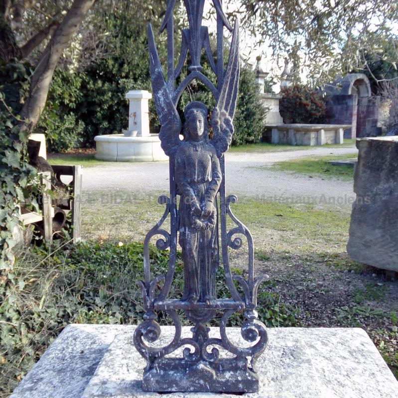 Antique cast iron cross and its weathered stone pedestal : Atelier Alain BIDAL (Provence)
