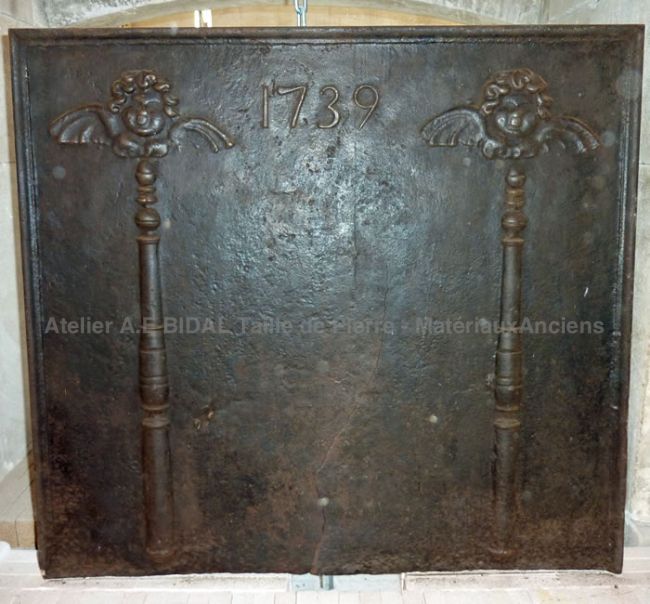 Plaque décorative cheminée à décor mythologique datée de 1739 - nos accessoires cheminée.