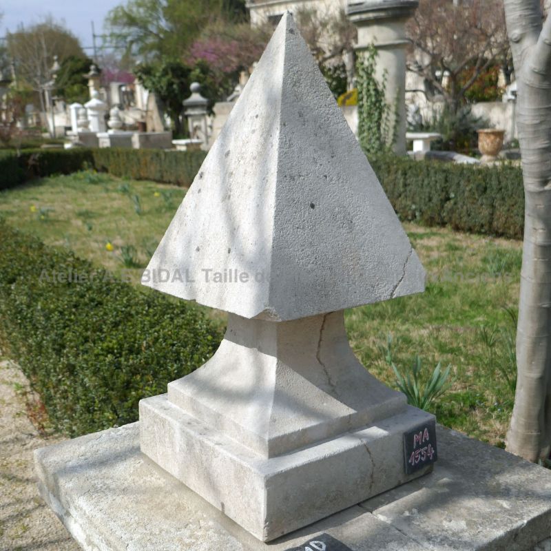 Paire d'ornements monolithes anciens en forme de pyramide par Atelier Alain BIDAL