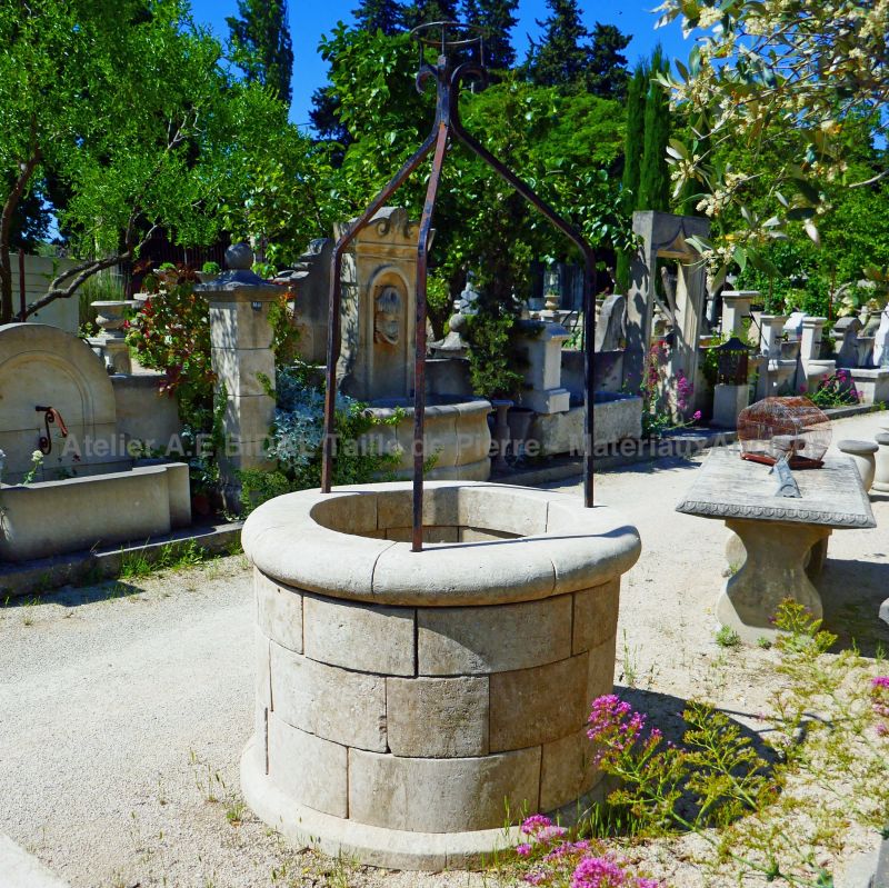 Garden well carved in stone for beautiful landscaping - Well on sale at Alain Bidal Antique Materials