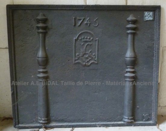 Plaque de cheminée en fonte décorée d'un symbole royal appartenant potentiellement à Louis 15 - plaque décorative cheminée 1743.