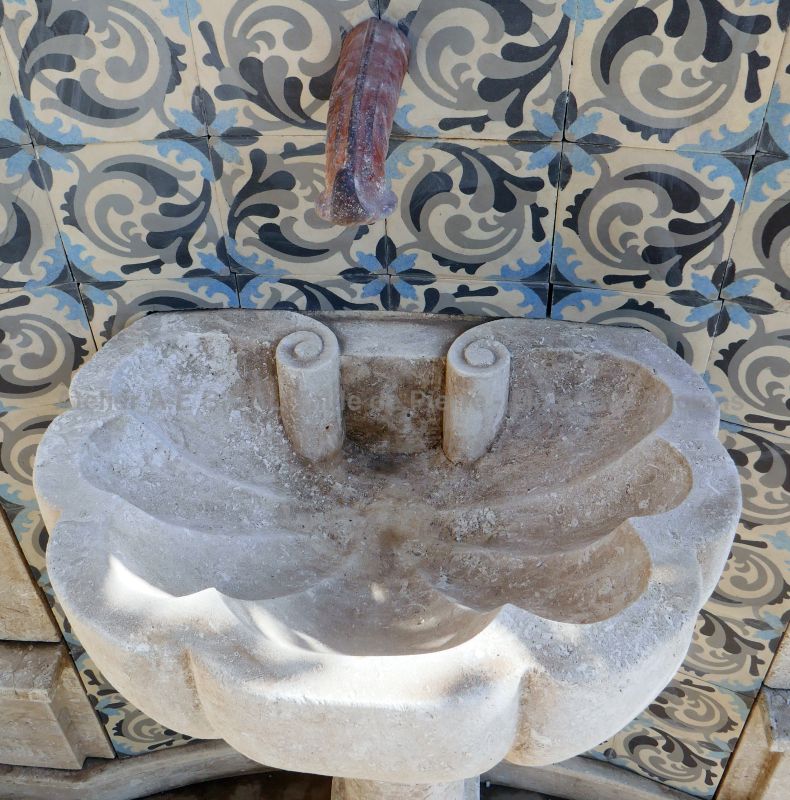 Garden fountain with alcove and colorful cement tiles : Atelier Alain BIDAL (Provence)