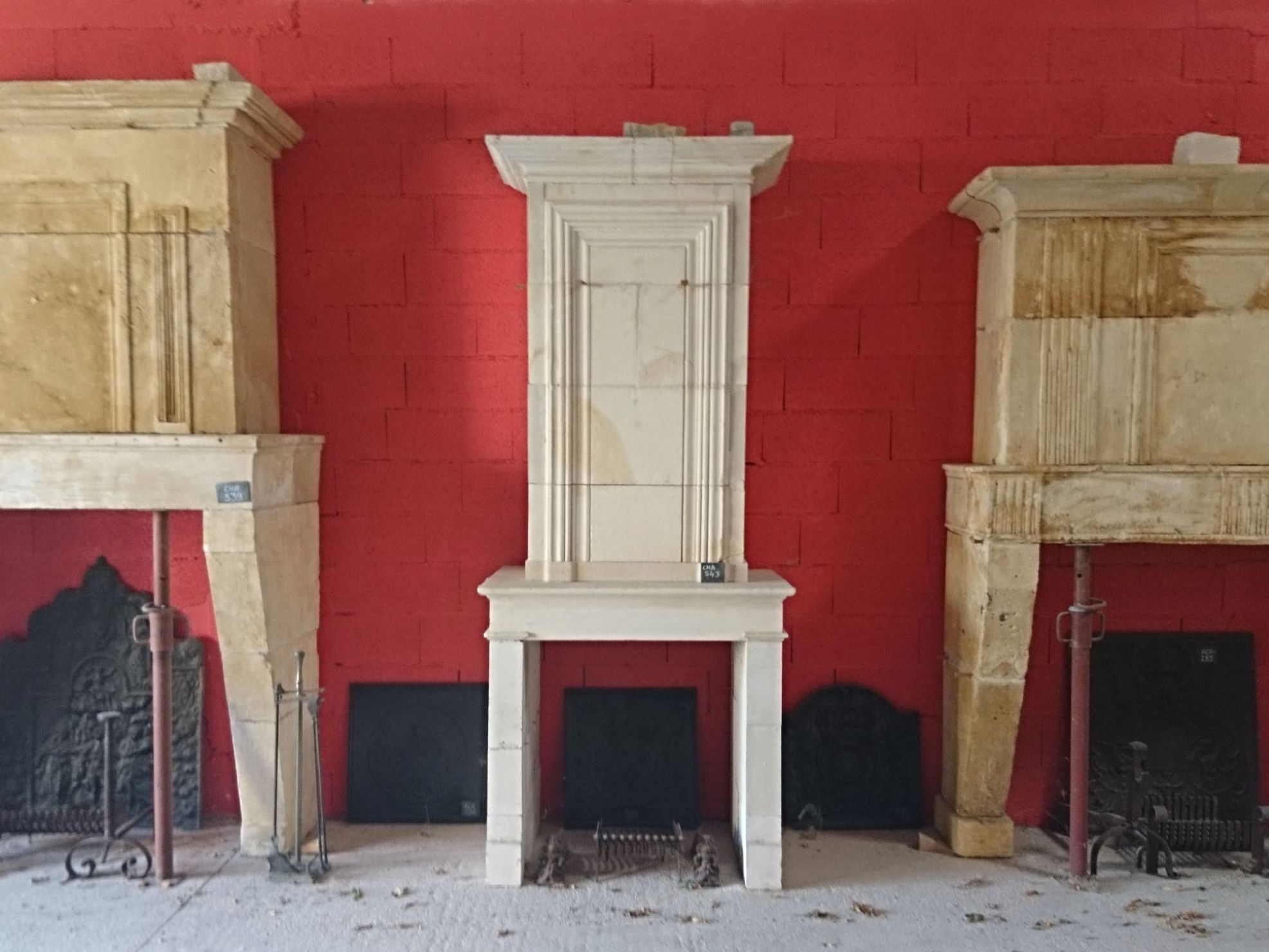 Venez découvrir les somptueuses cheminées anciennes d’Alain Bidal en Provence.