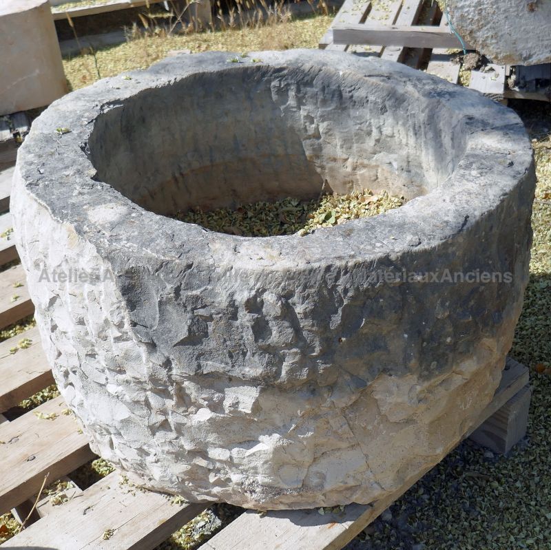 Ancien bac peu profond de forme ronde en pierre dure par Alain BIDAL Matériaux Anciens Provence