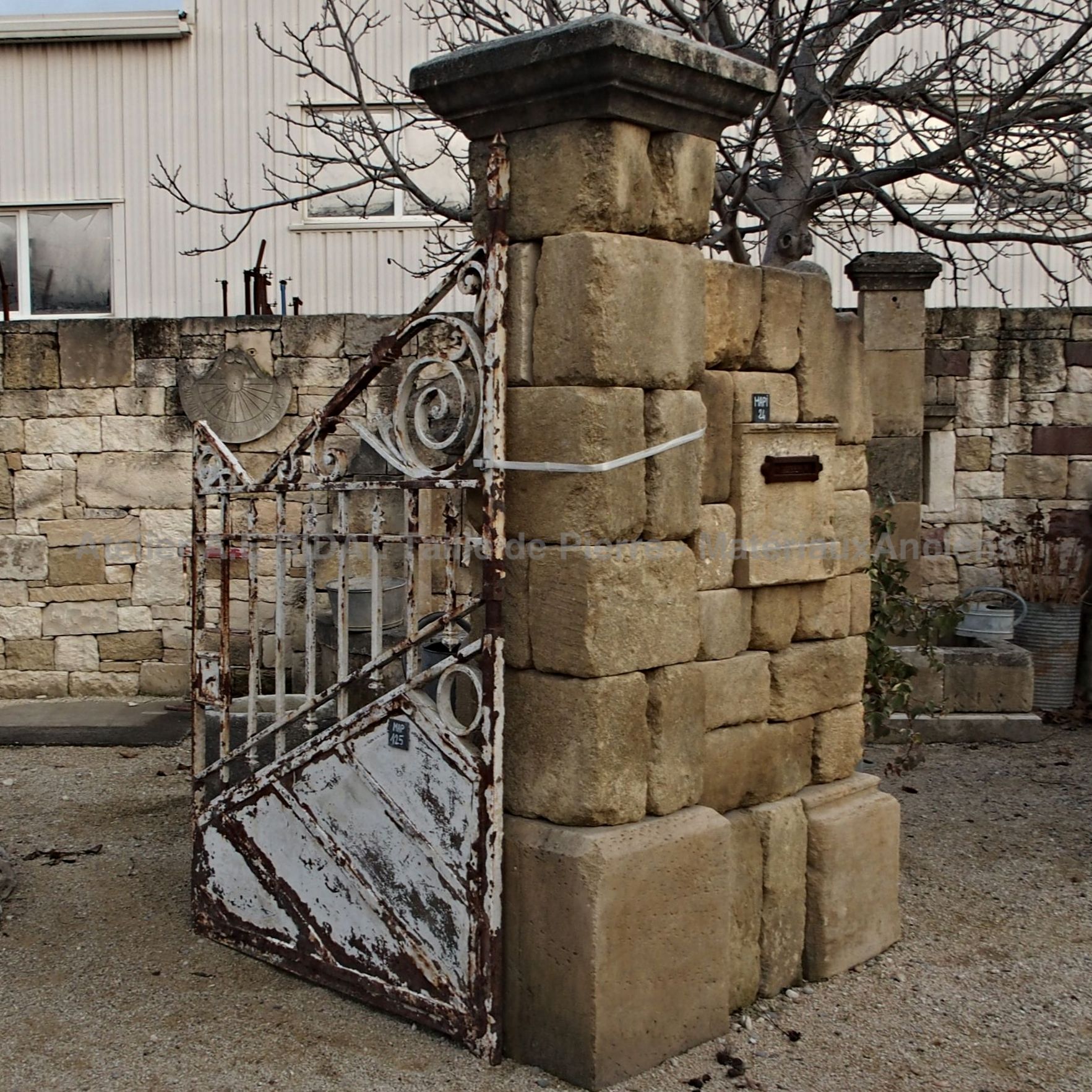 Superbe portail ancien en fer forgé de couleur blanche patinée ** VENDU