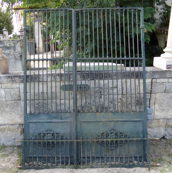 Reclaimed double-doors wrought iron gate sold with its forged transom - Atelier Alain BIDAL (Provence)