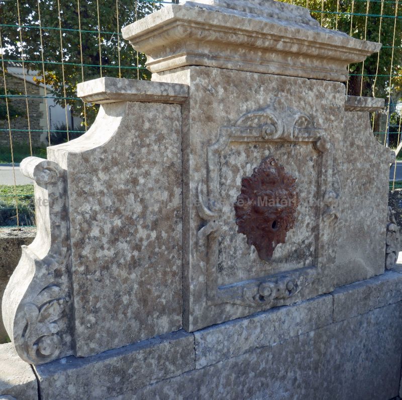 Détail du fronton de notre large fontaine murale en pierres anciennes